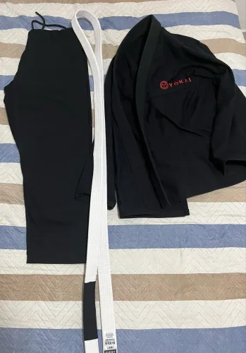 Kimono de Jiu-Jitsu com faixa branca