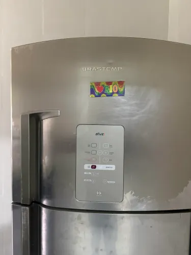 Vendo Uma Geladeira Funcionando perfeitamente.