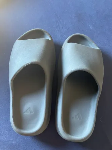 Chinelo yezzy slide adidas
