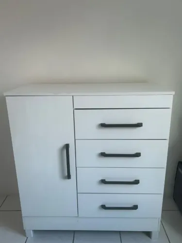 Cômoda Branca | 4 gavetas + 1 porta