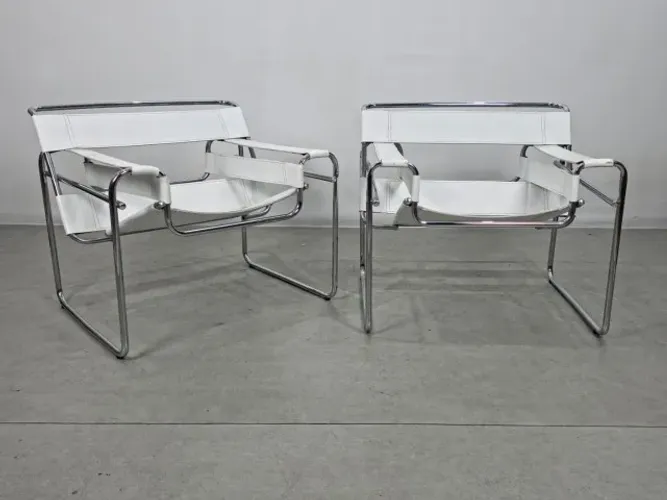 Par de Poltronas Wassily, em aço tubular cromado e revestida em couro sola. Reedição
