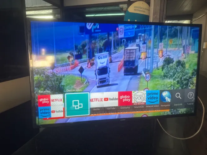 Smart tv 43 polegadas Samsung , com uma linha fina na vertical