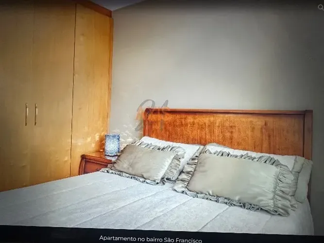 Móvel de quarto - cama e duas mesinhas de cabeceira