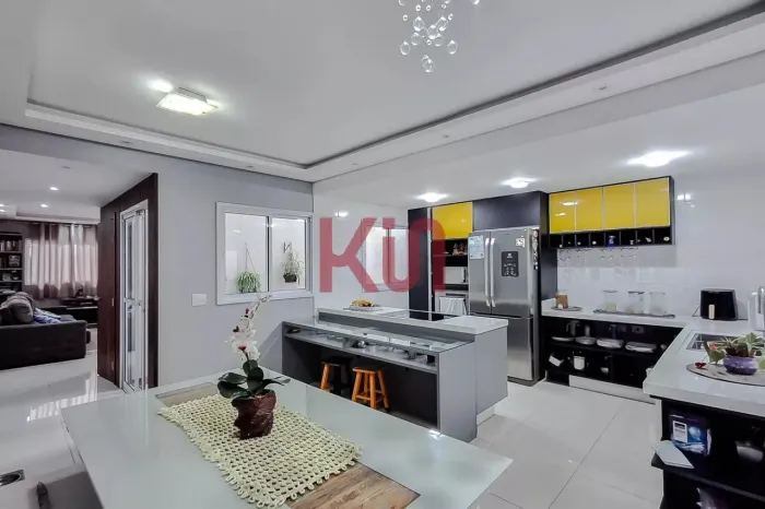 Casa à venda no Cambuci, São Paulo-SP! Moderna com energia solar e segurança. 3 quartos, 3