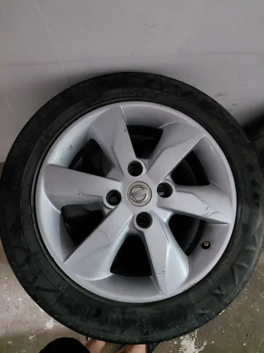 Roda original Nissan 4x114 com pneus aceito iPhone 