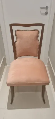 Desapego - Cadeira Elegante com assento e encosto estofados em tom rosado suave