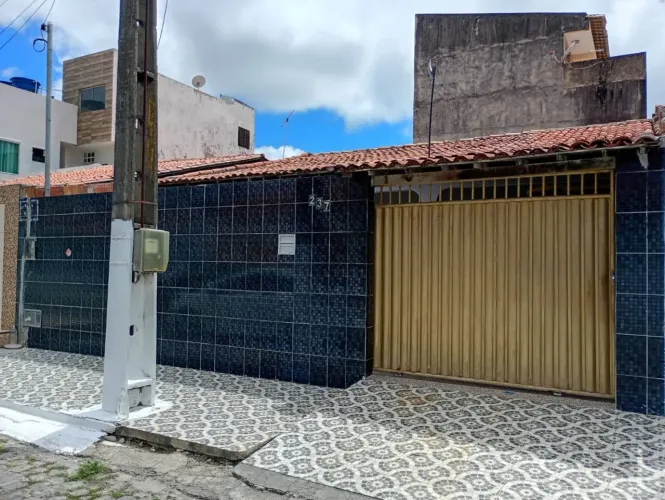 CASA EM RUA PÚBLICA NA FAROLÂNDIA