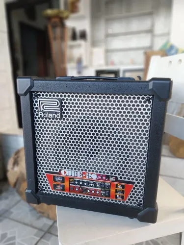 Amplificador Roland Cube-20XL.<br>
