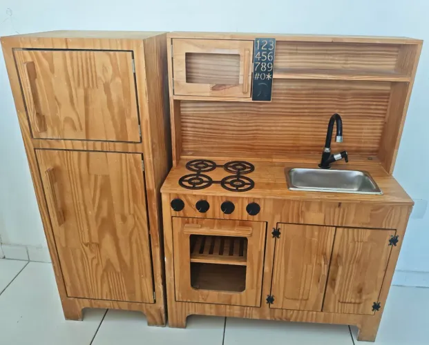 Mini cozinha de madeira