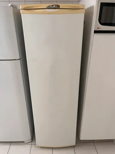 Freezer Vertical Electrolux FF240