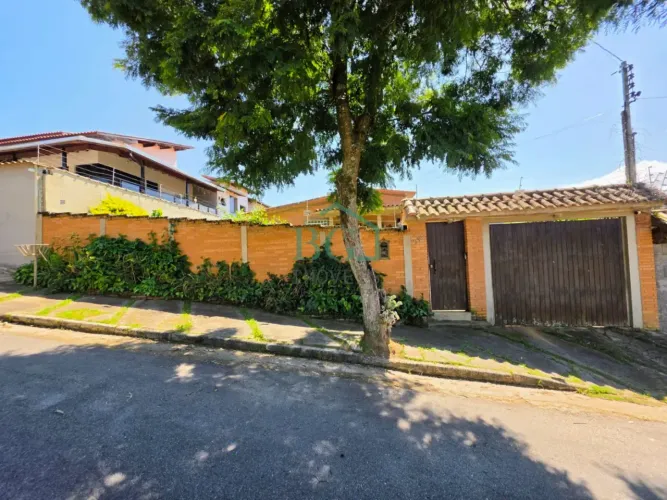 Excelente casa à venda no bairro Chácara São Francisco em Poços de Caldas MG.