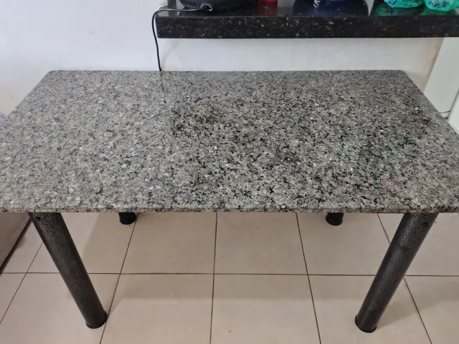 Vende-se mesa tampo de granito somente a mesa