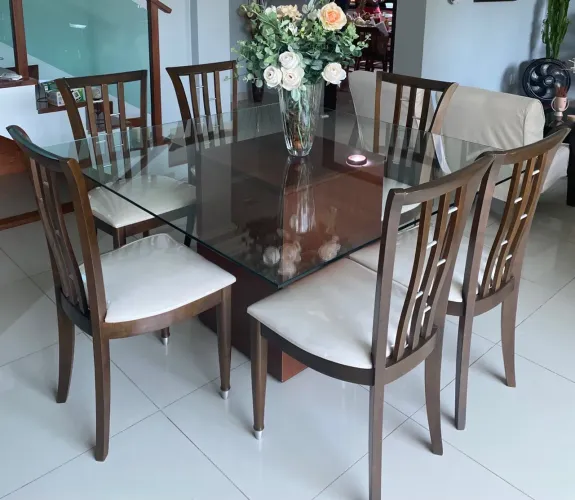 Mesa de vidro e cadeiras de madeira