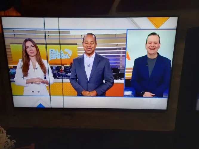TV LG 60 Polegadas com faixa na tela