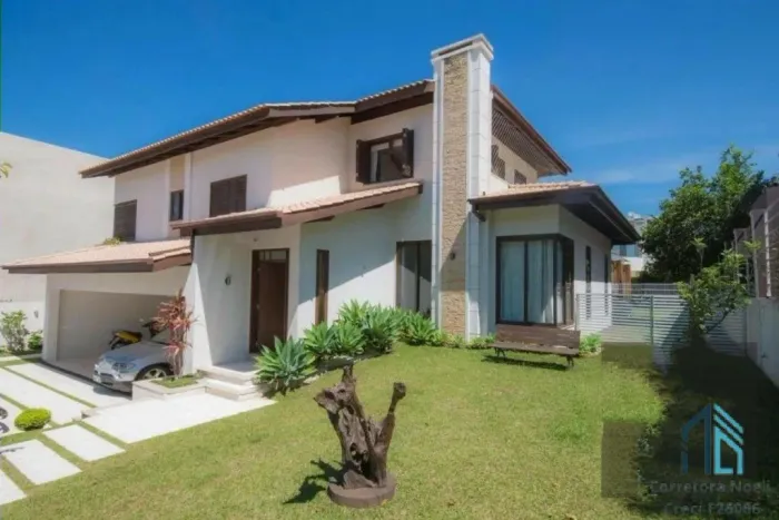 Casa a venda em condomínio, 04 suítes, 06 vagas, no Alphaville em Pinhais PR