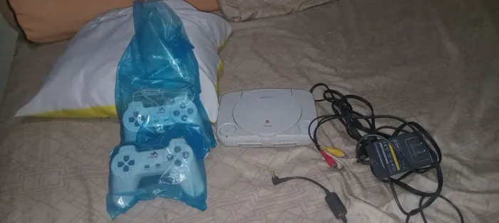 PlayStation 1 em Funcionamento + 2 Controles - Console Clássico