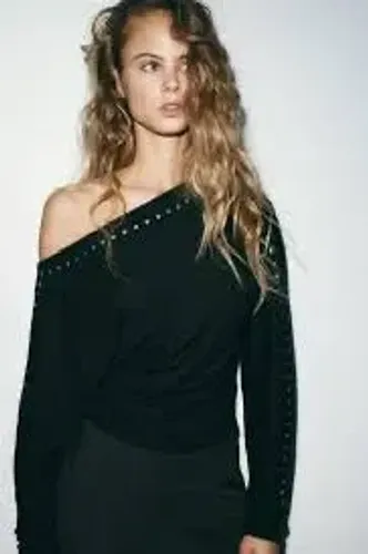 Blusa grife Lez a Lez preta um ombro só feminina mula manca manga morcego básica tecido 