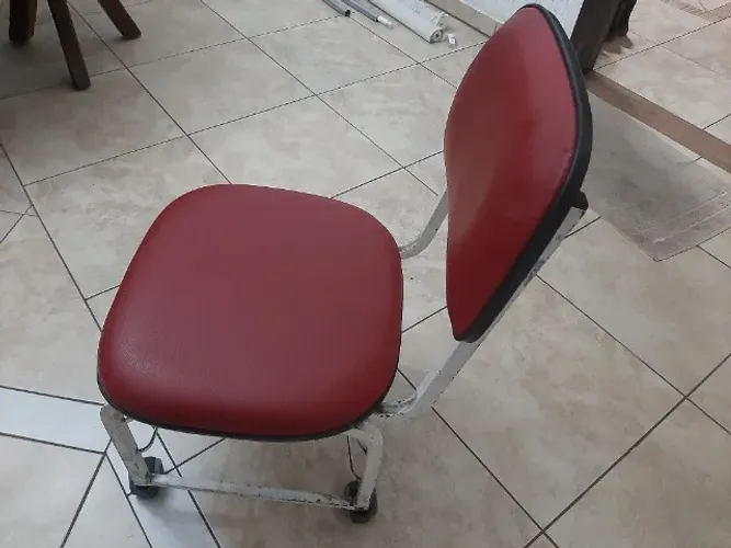 Cadeira p/ manicure - usada