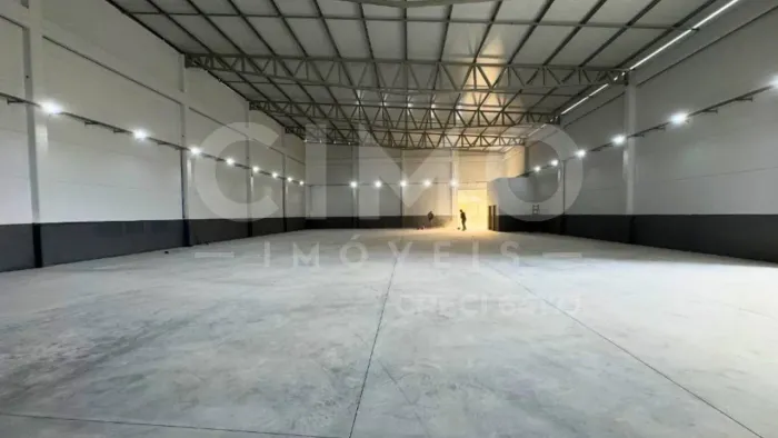 Galpão para Locação  735 m² | Fachada em Pele de Vidro e Doca