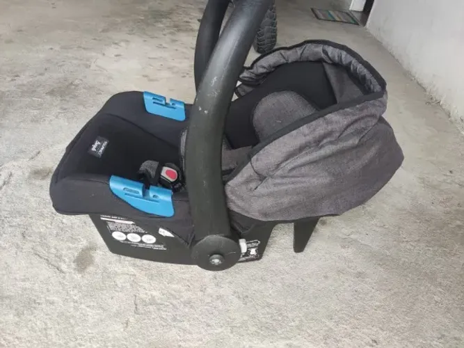Bebê conforto conservado.