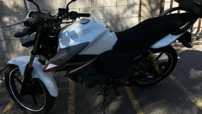 Alugue uma Yamaha Fazer 150cc cor branca econômica. / R$300,00 semana