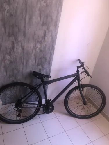 Bicicleta preta com defeito no cubo e no freio