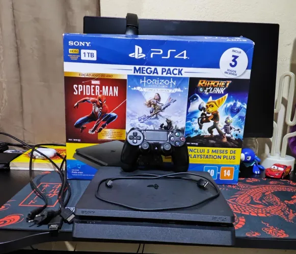 PS4 Slim 500GB (Na Caixa) Perfeito Estado + Trilogia Resident Evil