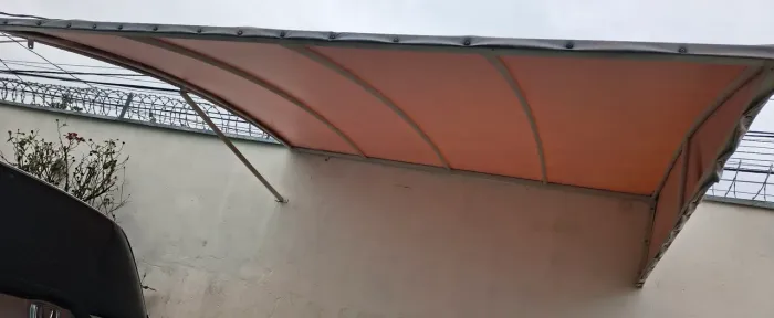 VENDO TOLDO CURVO COM LONA BEJE