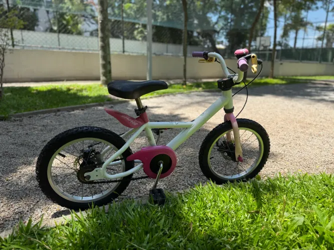 Bicicleta infantil Btwin aro 16 branca e rosa