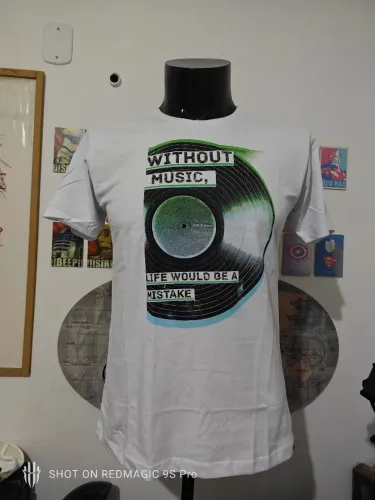 Lote com 100 camisas masculinas