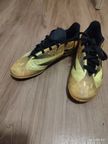 Chuteira amarela Adidas
