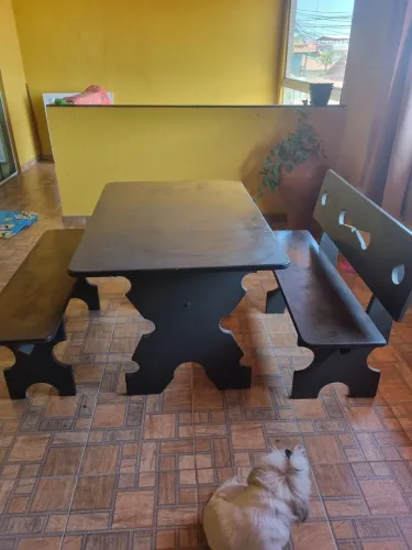 Mesa de ardosia com 2 bancos