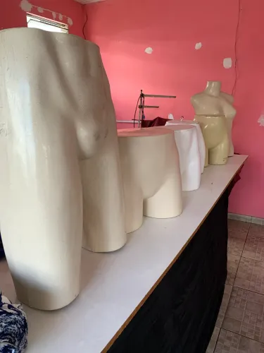 Manequins em ótimo está de apresentação pra moda feminina e masculina.