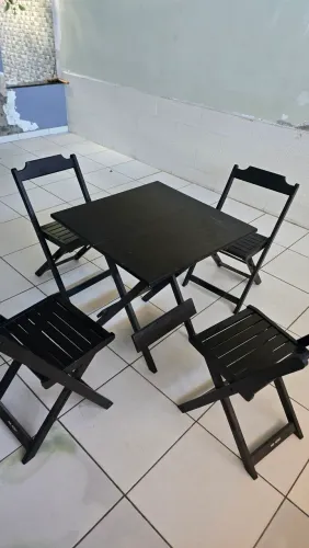 Mesa de madeira com 4 cadeiras