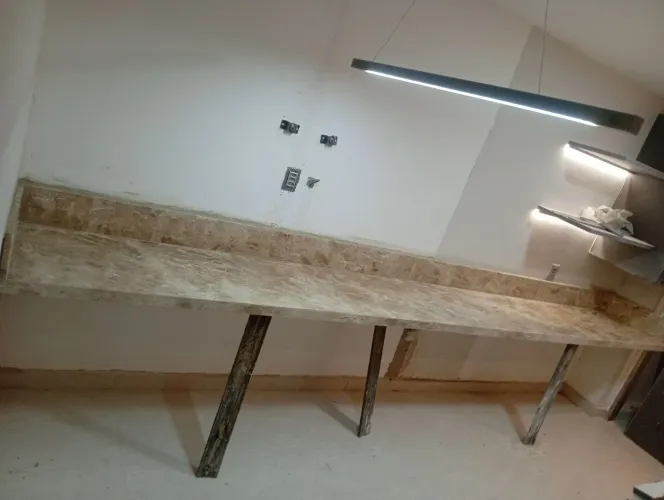 Bancada de travertino no travertino escritório