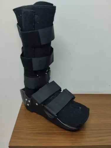 Vendo bota ortopédica nova nunca usada, motivo foi comprada para meu uso mas não pude usar