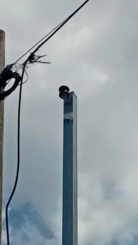 POSTE GALVANIZADO É DE CONCRETO 