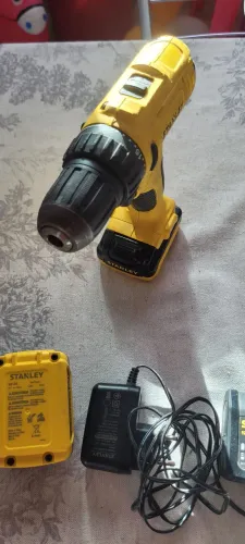 PARAFUSADEIRA STANLEY 12v COM 2 BATERIAS