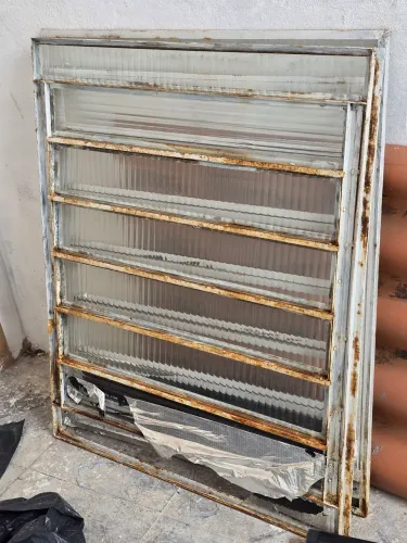 Janela basculhante de ferro com vidros 2 metros