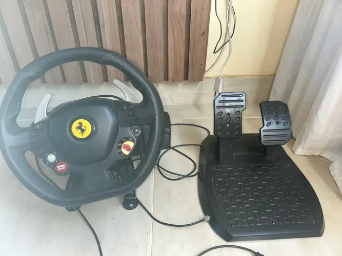 Volante Thrustmaster Ferrari 458 Itália para Xbox 360 e Pc