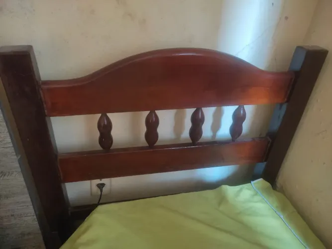 Cama de madeira solteiro