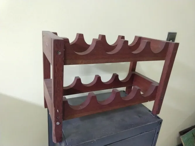 Suporte para vinhos em madeira de lei