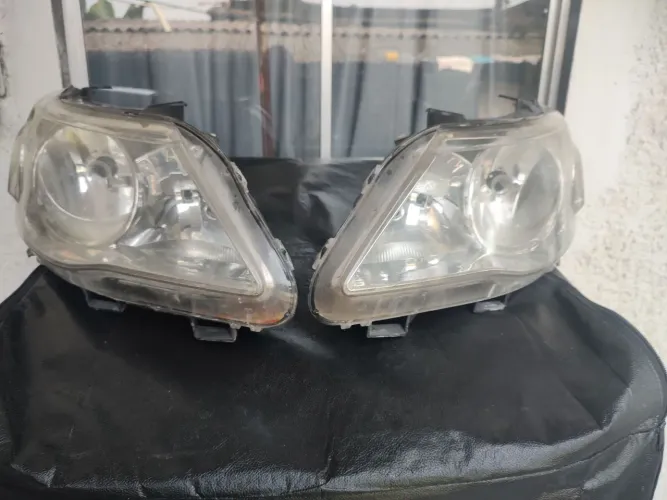 par de farol do e Voyage e Saveiro G5.
