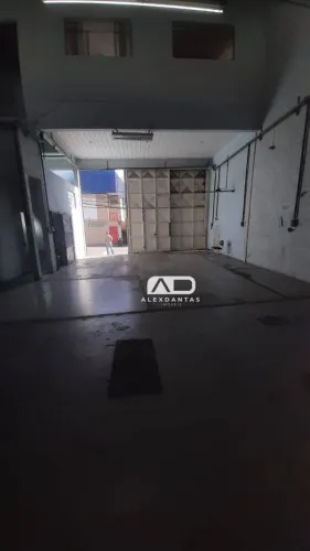Galpão/Salão comercial/industrial para alugar, com casa nos fundos, 262 m² por R$ 7.300/mê