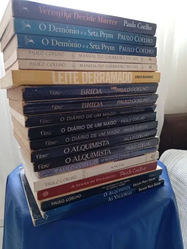 Vendo pilha de Livros de Paulo Coelho com 18 no total