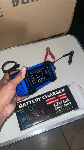carregador e reparador de bateria automotiva inteligente de 12V e 6A com tela digital