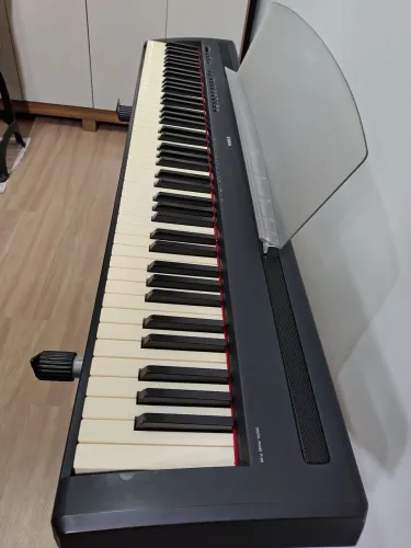 Piano Yamaha P-95.com pedal e fonte inclusa