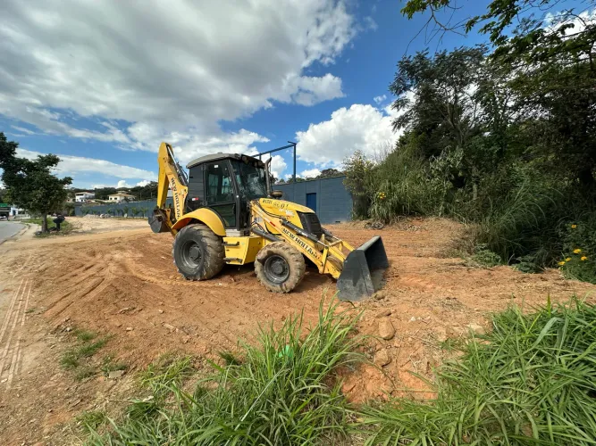 Retroescavadeira New Holland B95 2017 4X4 