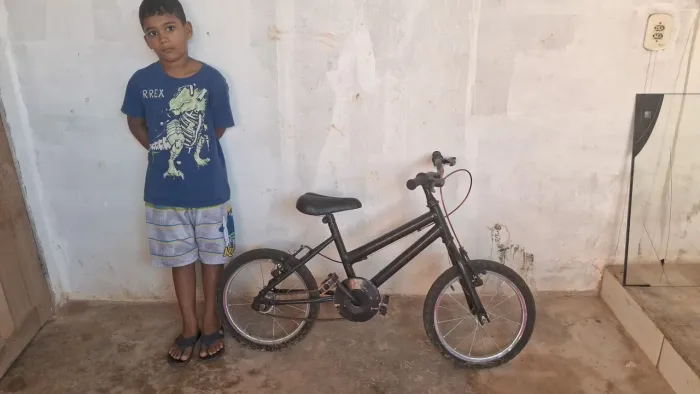 Bicicleta infantil 30$ e patins novo tm27 50$ não entrego apenas venda