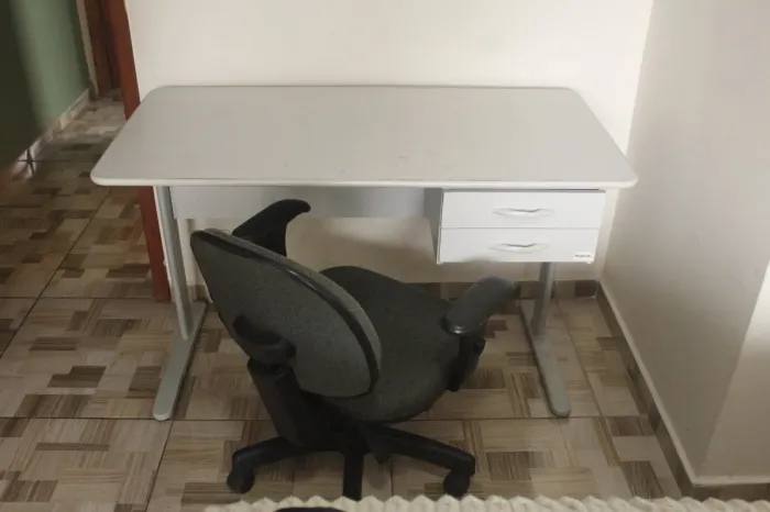 Mesa de escritório branca com duas gavetas + cadeira.